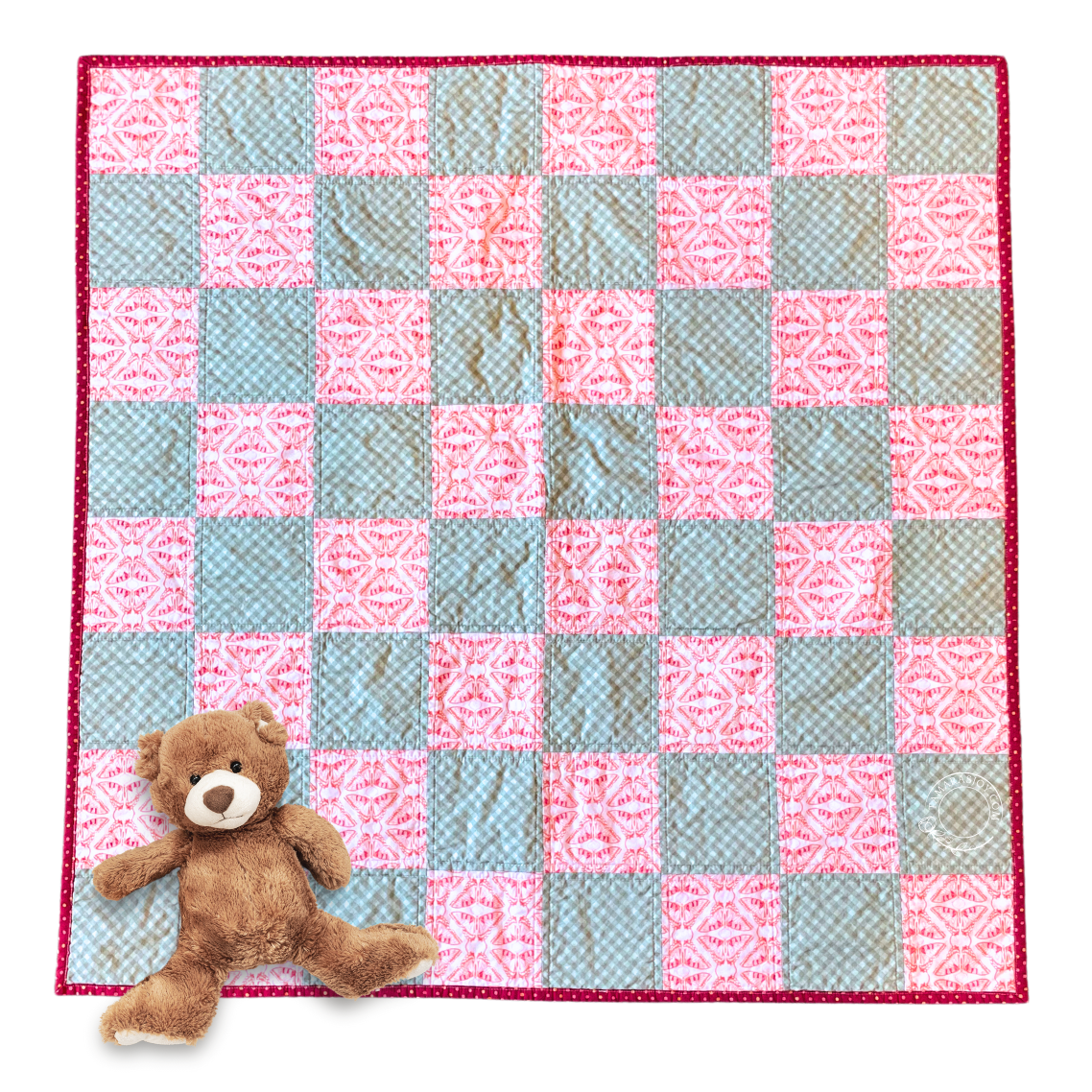 Baby quilt with teddy bear